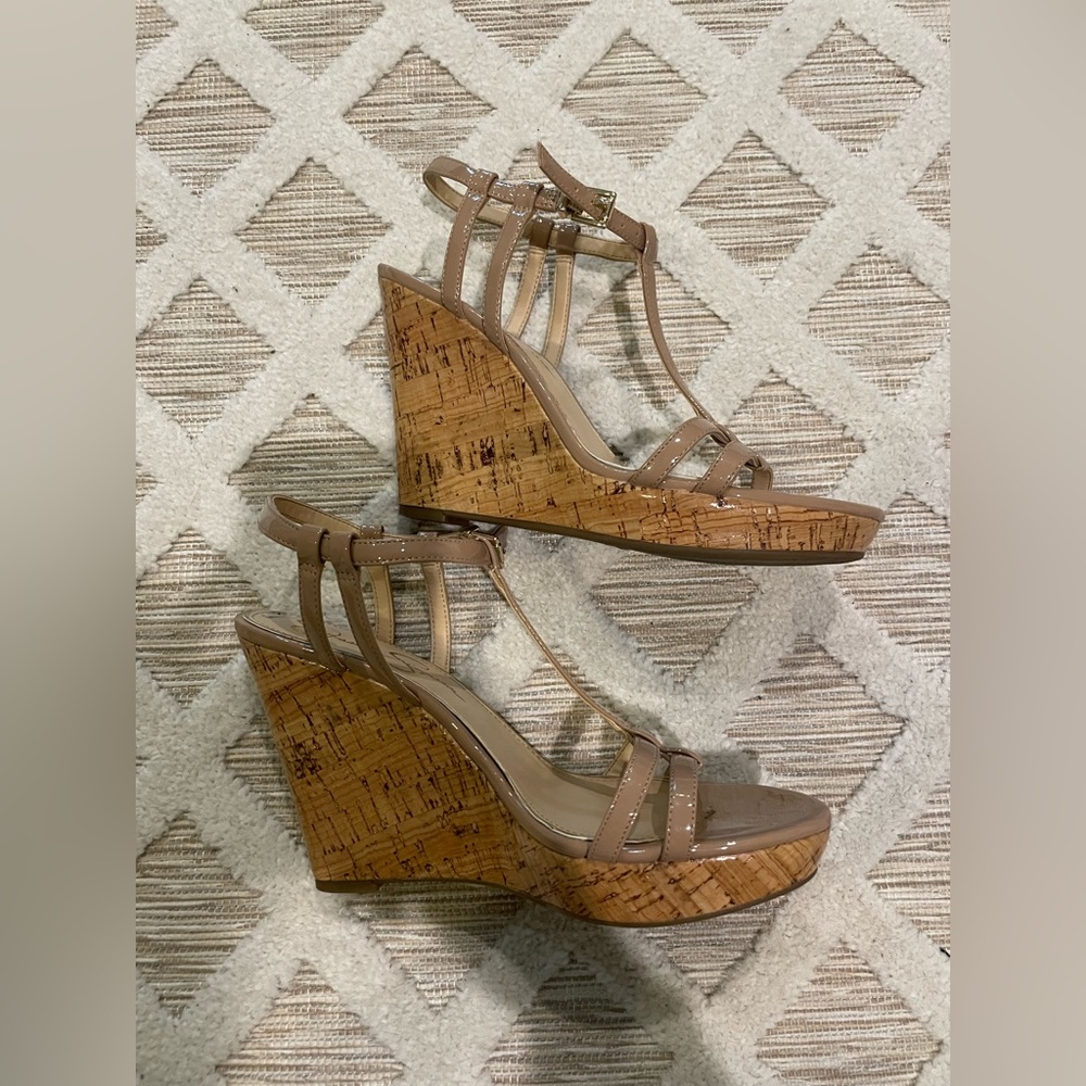 Shiny nude wedges